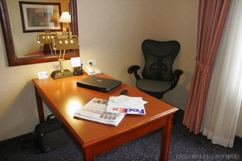 Hilton Garden Inn West Edmonton Oda fotoğraf